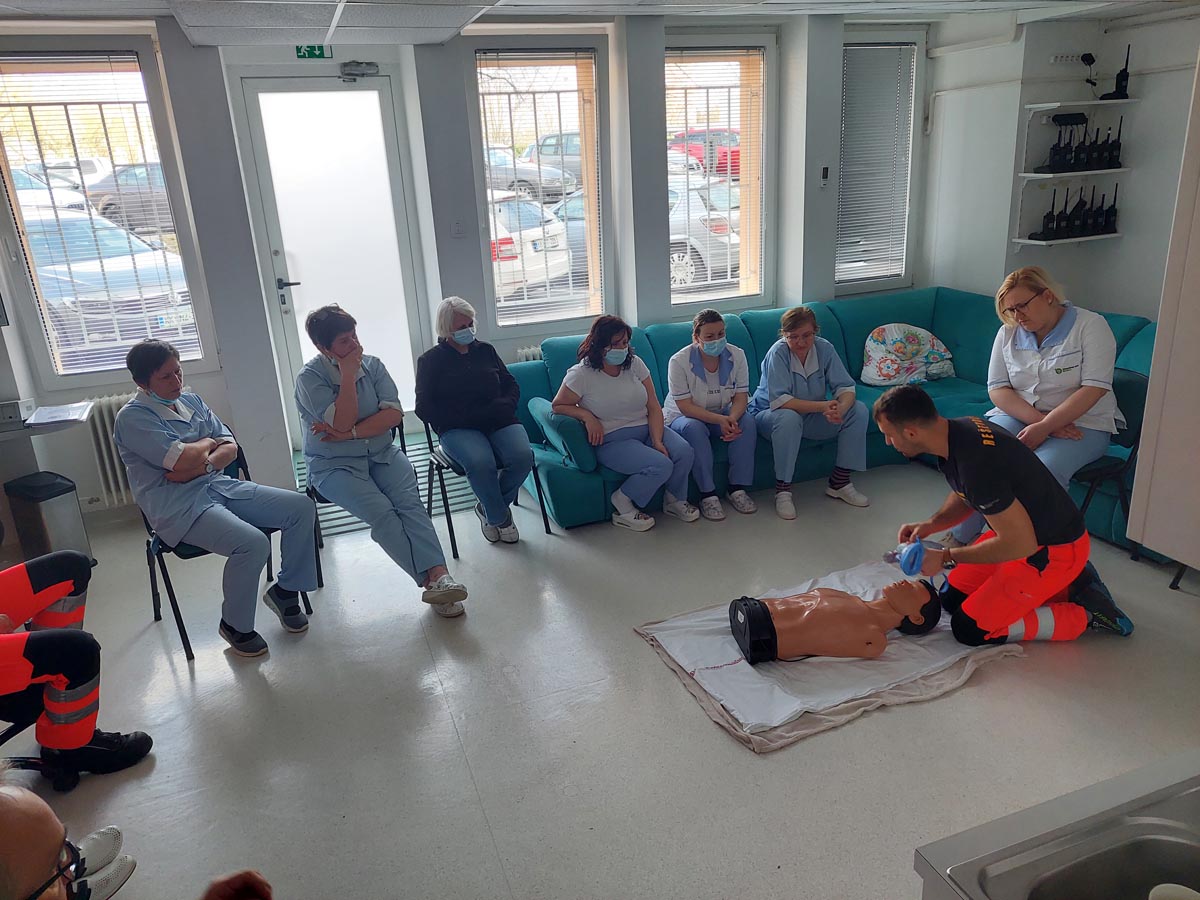 Obnavljanje veščin TPO z AED za zaposlene